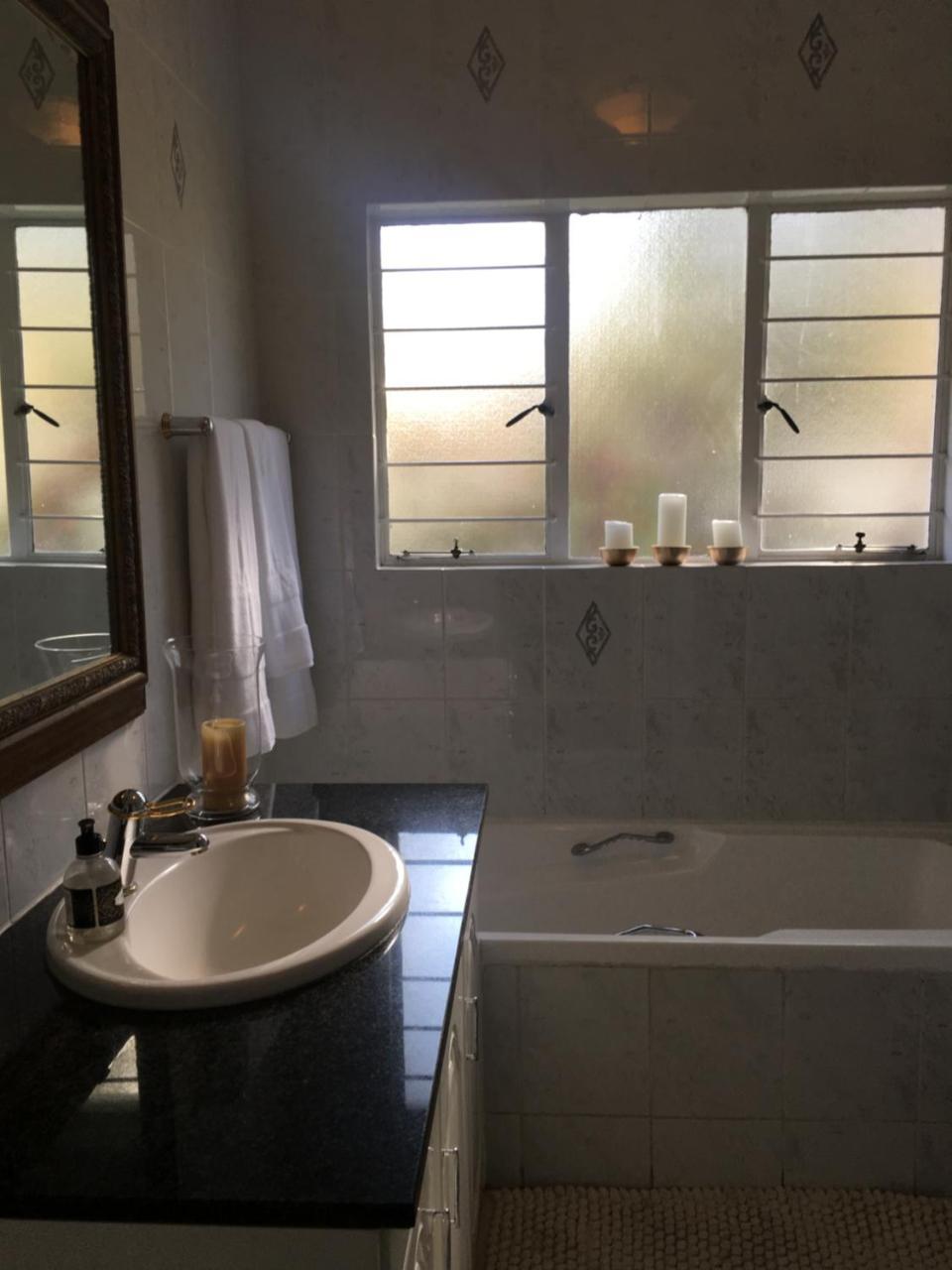 Vair'S Place Guest House In Sandton Paulshof - Apartment, Lux Suites & Spa Йоханнесбург Экстерьер фото